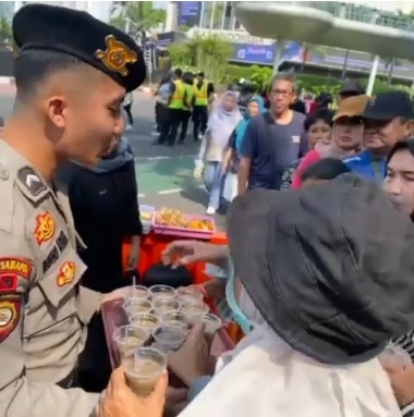 Polda Metro Jaya Bagikan Sarapan Gratis di CFD Bundaran HI