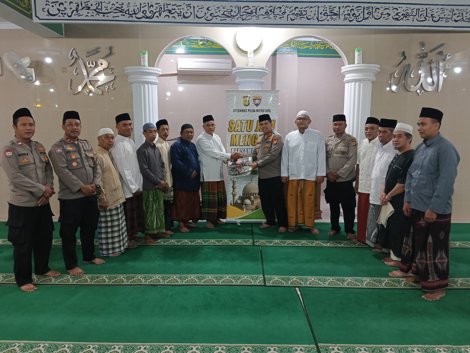Mengaji Bersama Polisi, Program ‘Cooling System’ Polda Metro Jaya Sambangi Warga Kramat Jati