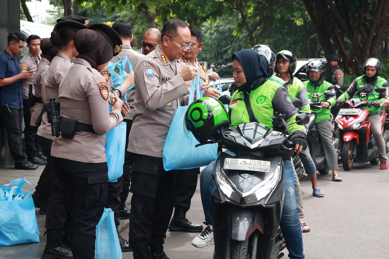 Kapolda Metro Jaya Ajak Pejabat Utama Berbagi dalam Kegiatan Jumat Peduli