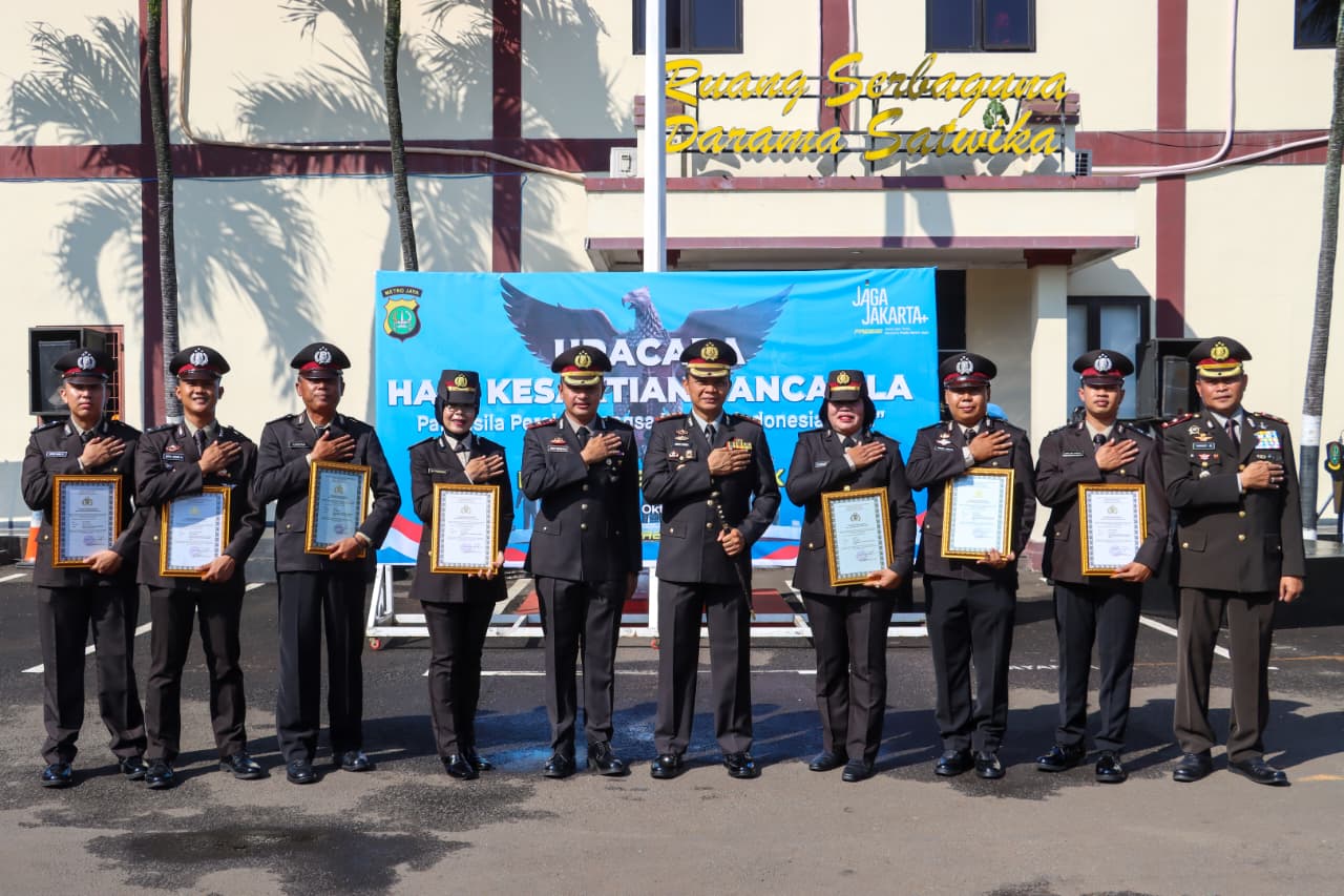 12 Polisi Lalu Lintas Polres Metro Depok Terima Penghargaan Prestasi saat Upacara 1 Oktober