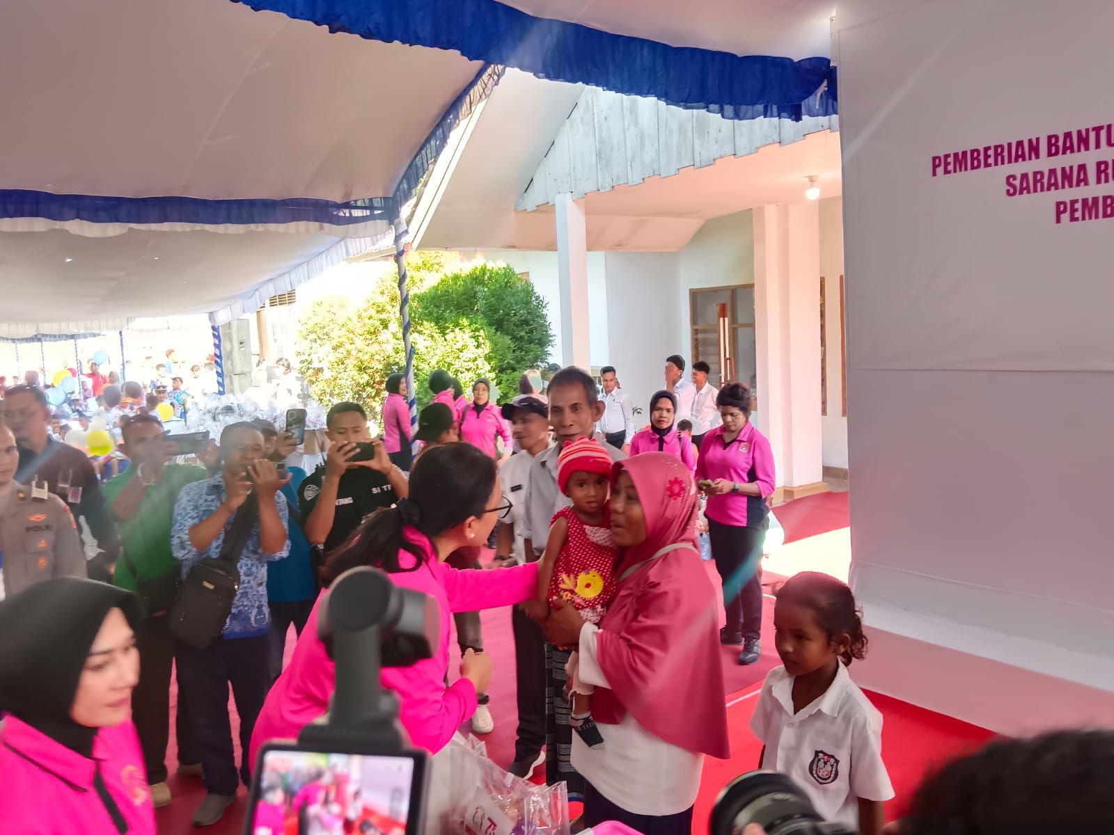 Ketua Umum Bhayangkari Ny. Julianti Sigit Prabowo Gelar Bhayangkari Peduli di Ende