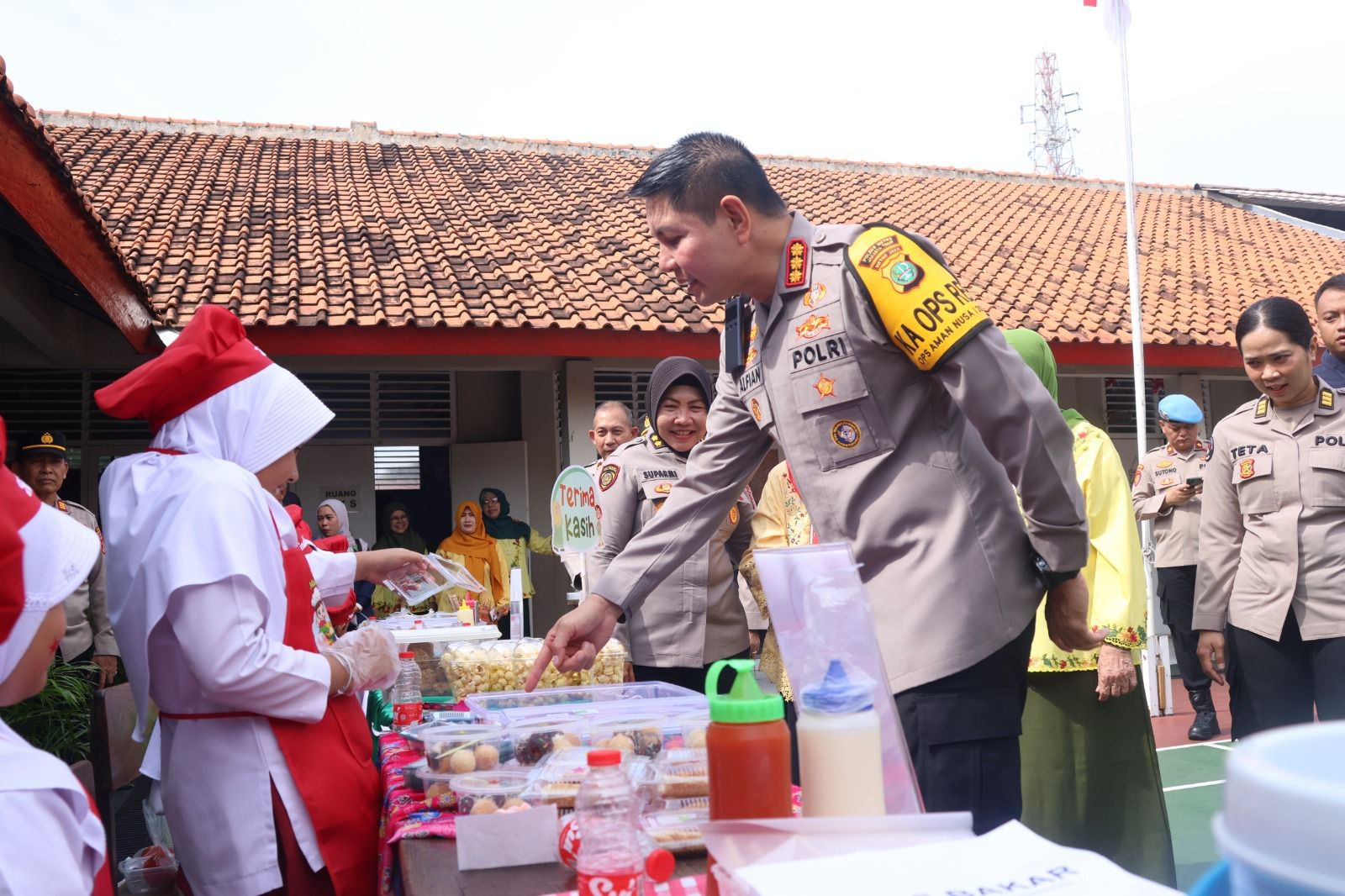 Kapolres Metro Jaktim Tinjau Program Makan Bergizi Gratis di SDS Kemala Bhayangkari 5 Kapolres Metro Jaktim Tinjau Program Makan Bergizi Gratis di SDS Kemala Bhayangkari 5