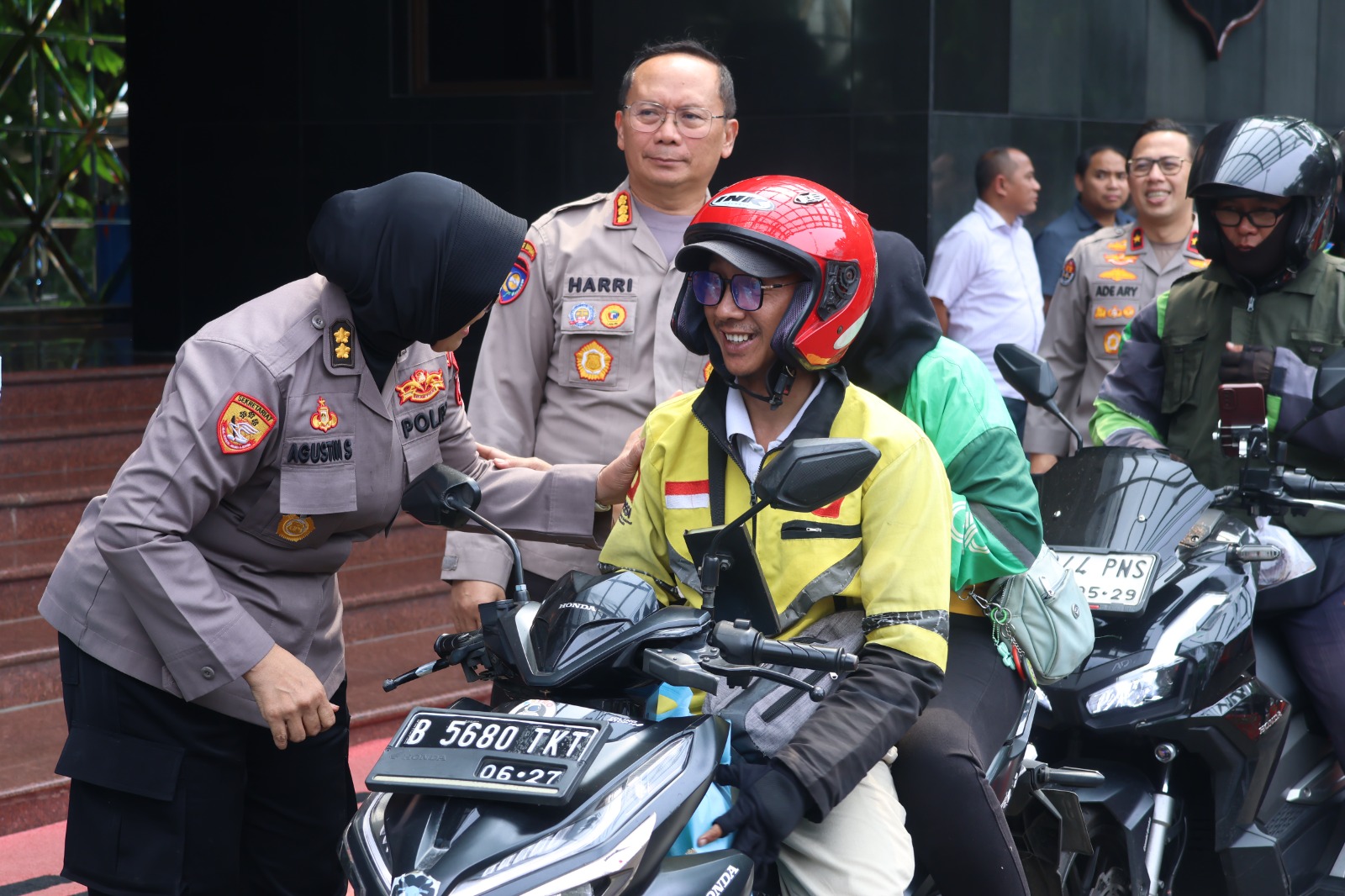 Jumat Peduli Polda Metro Jaya, Ojol Dapat Pesan Kamtibmas dari Polwan Jumat Peduli Polda Metro Jaya, Ojol Dapat Pesan Kamtibmas dari Polwan