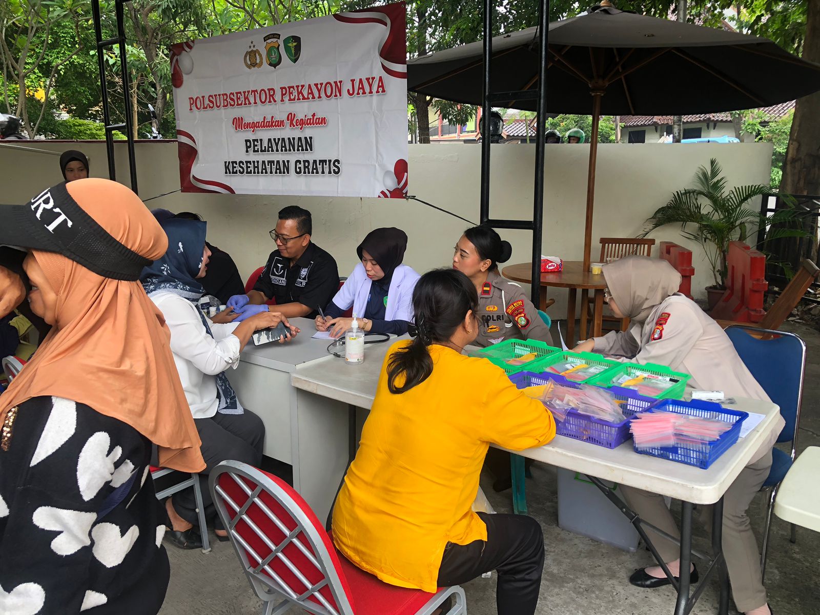 Polres Metro Bekasi Kota Gelar Bakti Kesehatan di Polsubsektor Pekayon, Layani 60 Warga Polres Metro Bekasi Kota Gelar Bakti Kesehatan di Polsubsektor Pekayon, Layani 60 Warga