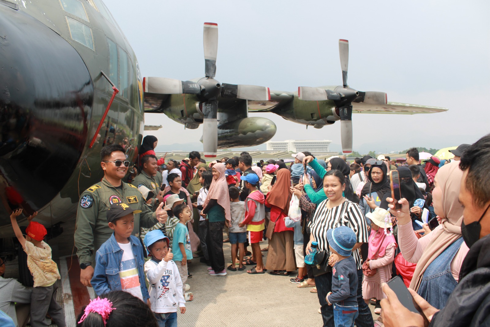 Warga Bandung Serbu Lanud Husein Sastranegara di Open Base Spesial HUT ke-80 TNI Warga Bandung Serbu Lanud Husein Sastranegara di Open Base Spesial HUT ke-80 TNI