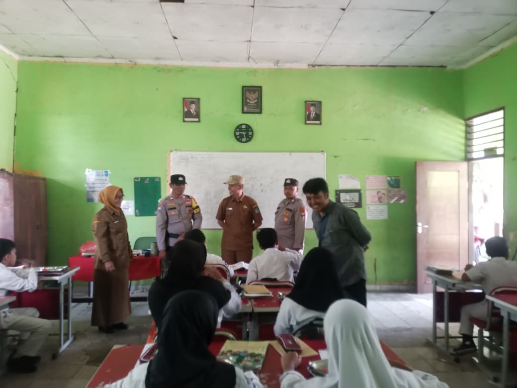 Pastikan Program Berjalan Lancar, Polsek Jatisampurna Monitoring Penyaluran Makan Bergizi Gratis di SDN II Pastikan Program Berjalan Lancar, Polsek Jatisampurna Monitoring Penyaluran Makan Bergizi Gratis di SDN II