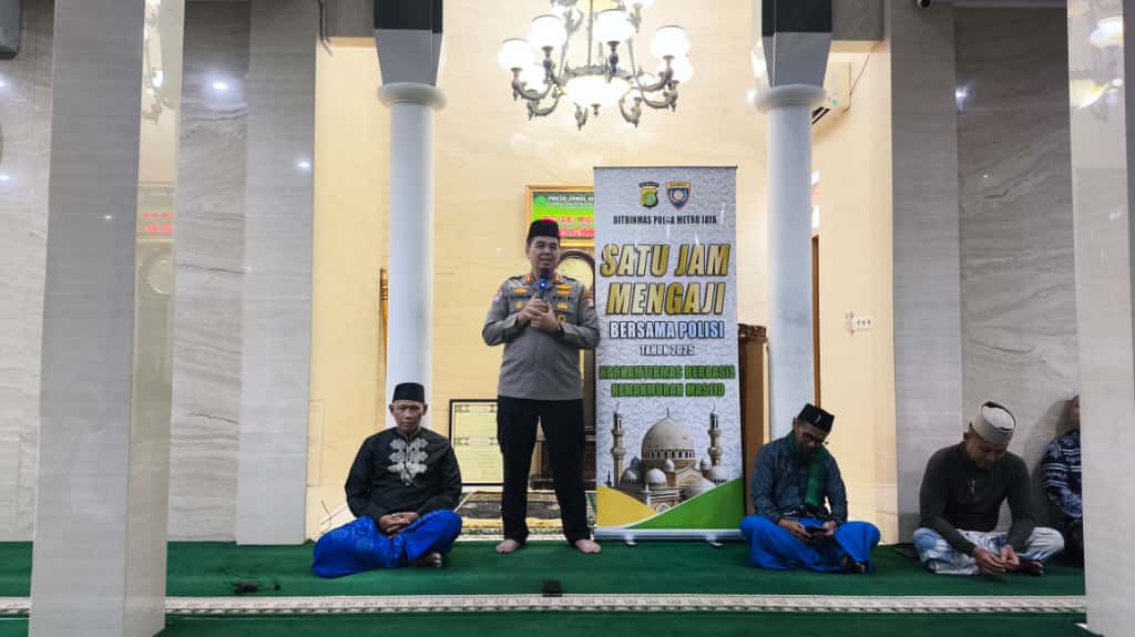 Polda Metro Jaya Gelar Program “Satu Jam Mengaji Bersama Polisi” di Masjid Darul Kshoir Ragunan