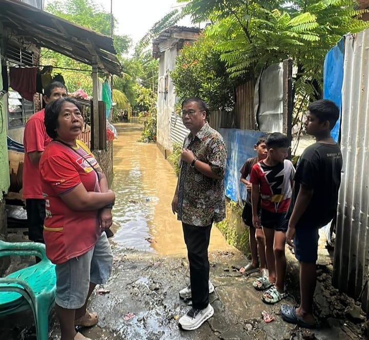 Anggota Komisi X DPR RI Sofyan Tan Kunjungi Korban Banjir Sungai Babura di Medan Polonia Saat Reses Anggota Komisi X DPR RI Sofyan Tan Kunjungi Korban Banjir Sungai Babura di Medan Polonia Saat Reses