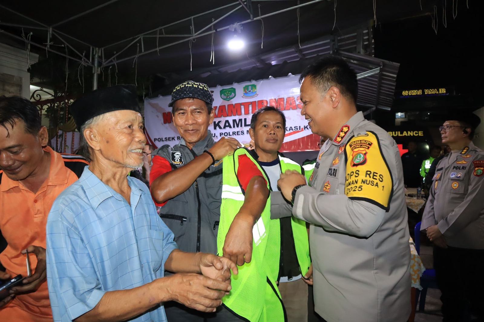 Polres Metro Bekasi Kota dan Ditbinmas PMJ Gelar Ngopi Kamtibmas Bareng Warga Rawa Semut Polres Metro Bekasi Kota dan Ditbinmas PMJ Gelar Ngopi Kamtibmas Bareng Warga Rawa Semut