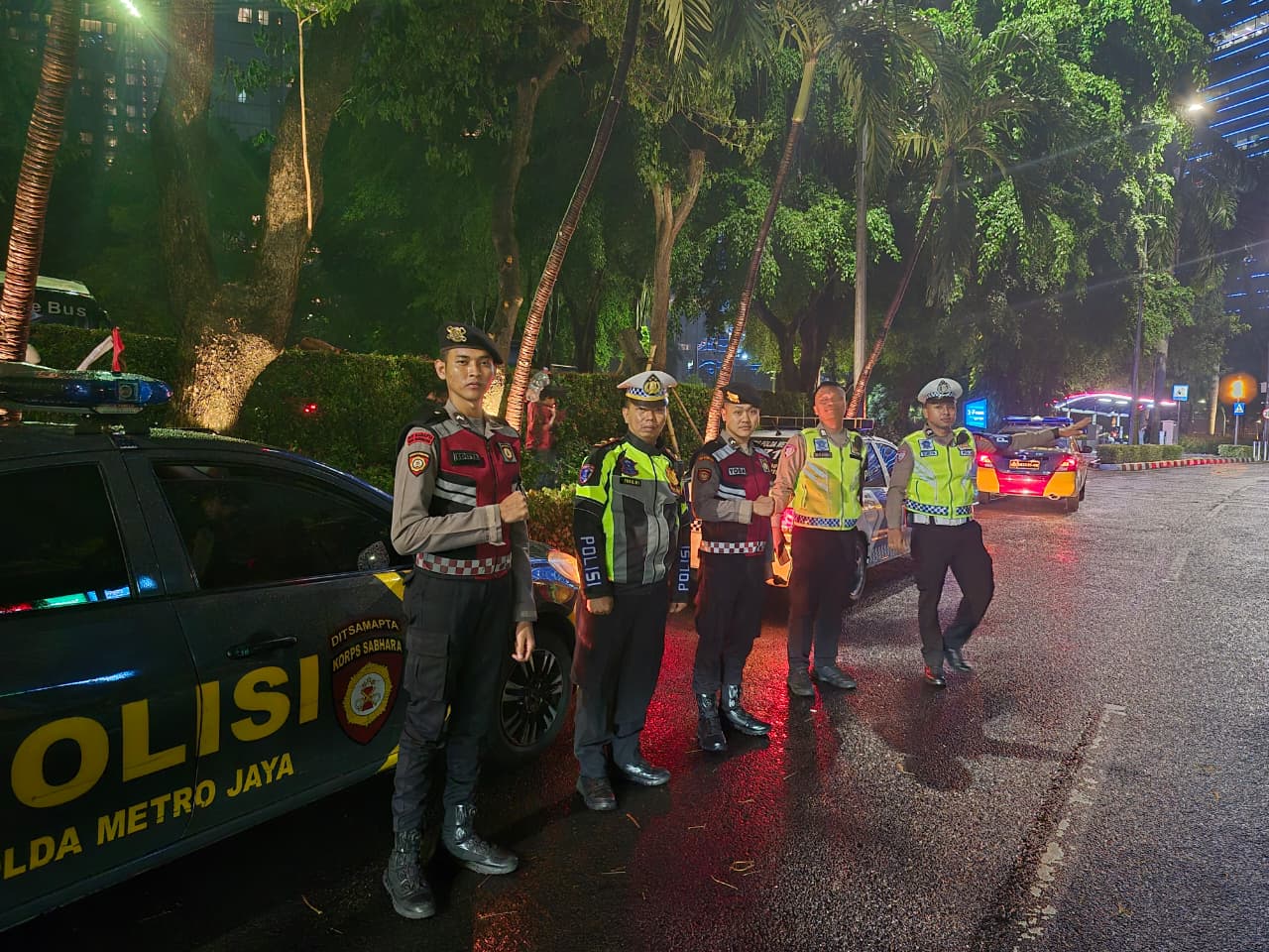 Polda Metro Jaya Gelar Patroli Malam Pastikan Warga Nyaman di Malam Hari Polda Metro Jaya Gelar Patroli Malam Pastikan Warga Nyaman di Malam Hari