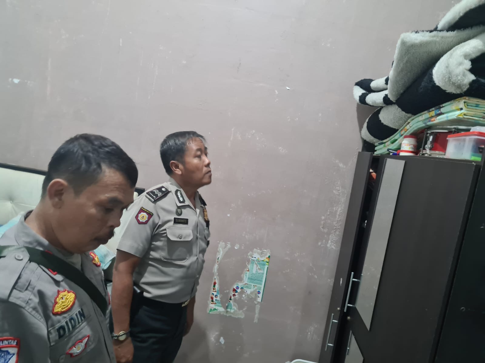 Rumah Dibobol Maling, Warga Jati Asih Hubungi 110 Polisi Langsung Cek TKP Rumah Dibobol Maling, Warga Jati Asih Hubungi 110 Polisi Langsung Cek TKP