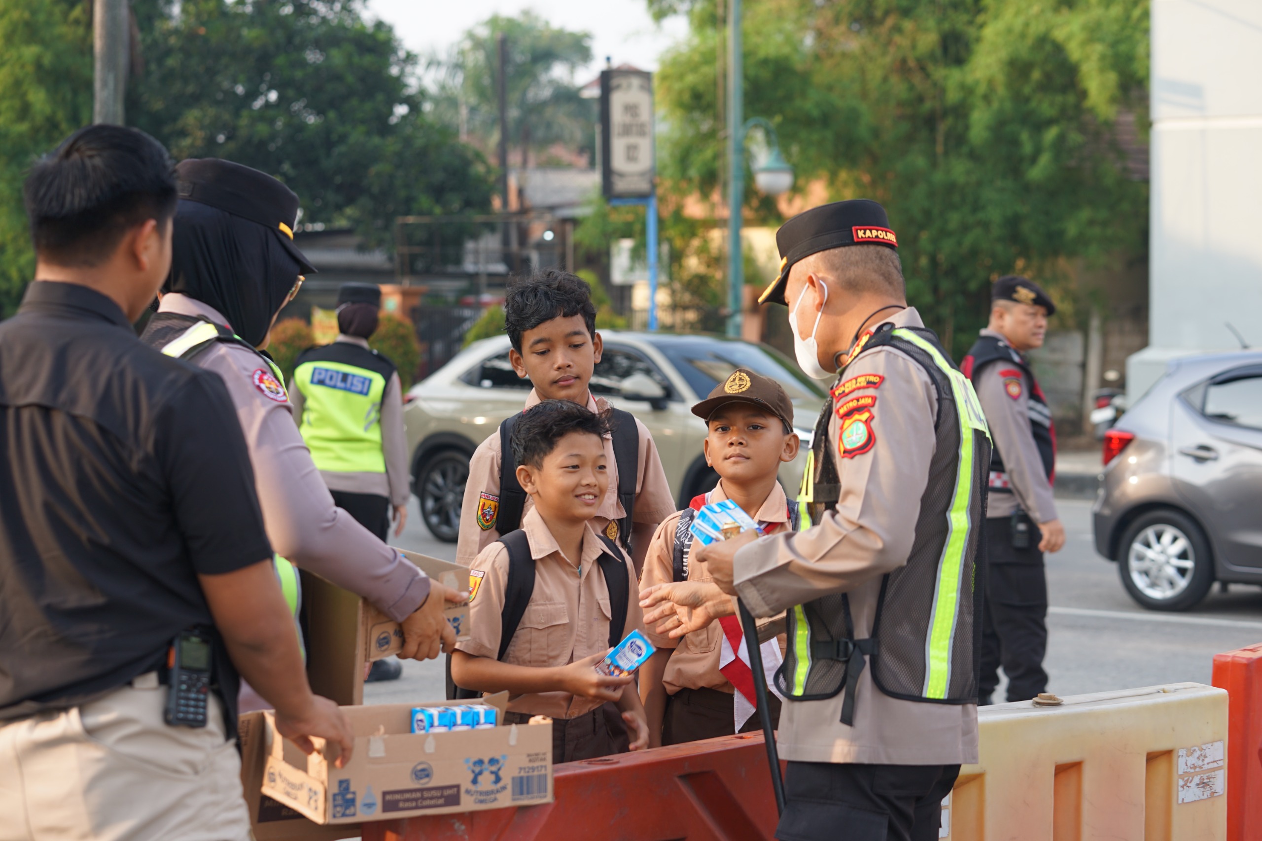 Kapolres Metro Bekasi Pimpin Yanmas Pagi, Bantu Penyeberangan & Bagikan Susu ke Pelajar di Jurong Kapolres Metro Bekasi Pimpin Yanmas Pagi, Bantu Penyeberangan & Bagikan Susu ke Pelajar di Jurong
