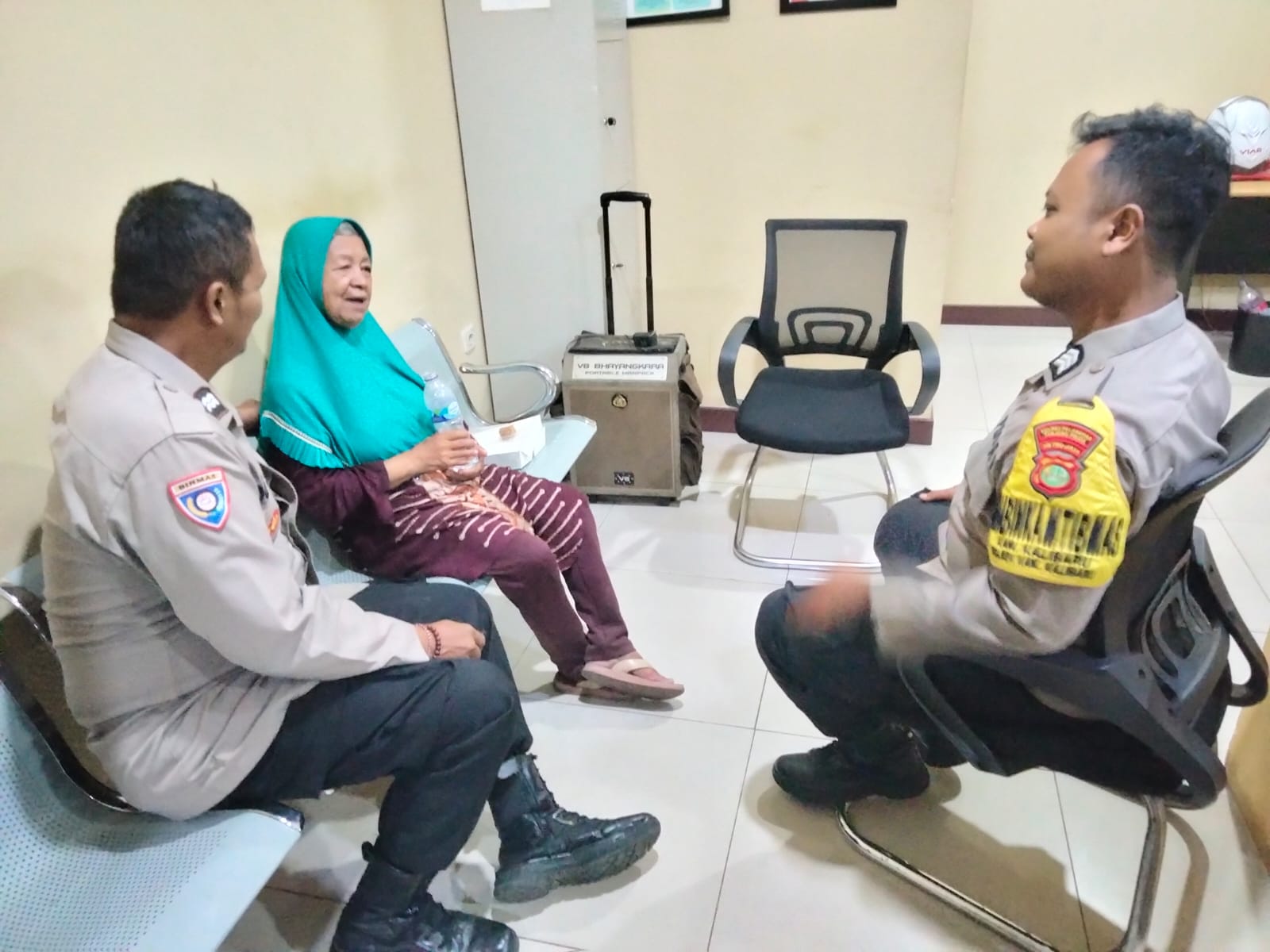 Polisi Antar Lansia Pikun Pulang: Wujud Kepedulian Polsek Kawasan Kali Baru terhadap Warga Polisi Antar Lansia Pikun Pulang: Wujud Kepedulian Polsek Kawasan Kali Baru terhadap Warga