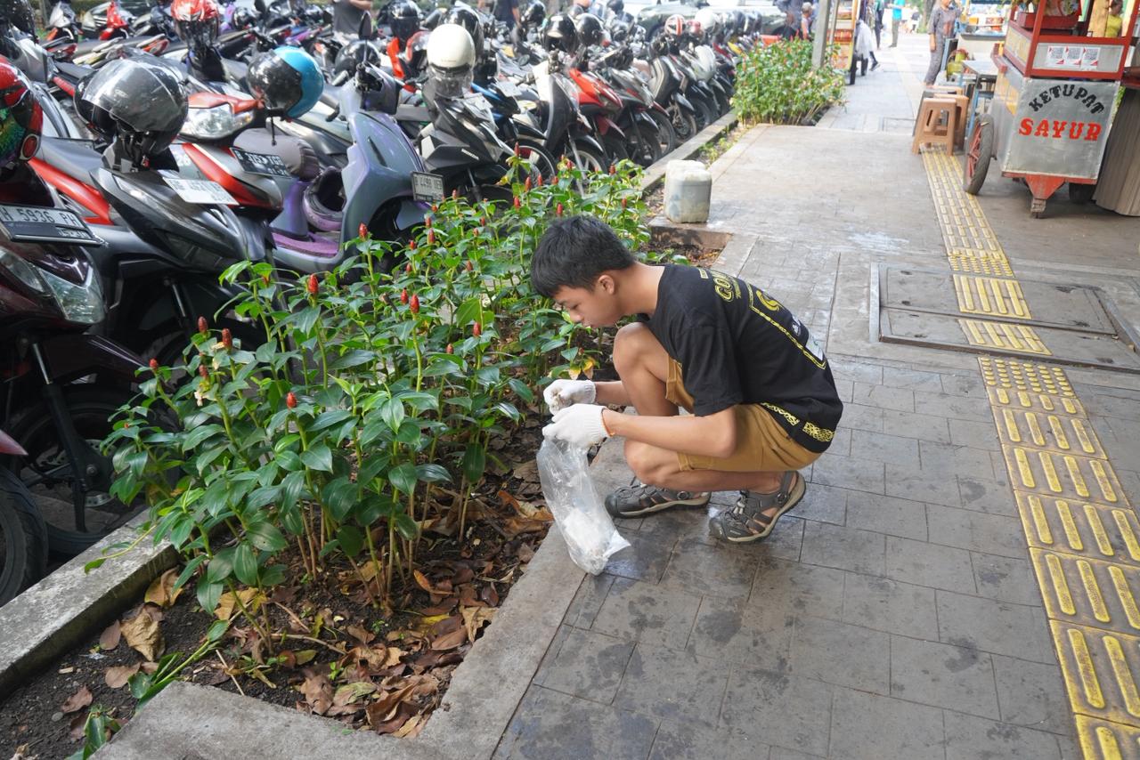 Semangat Gotong Royong dan Cinta Lingkungan: GPF dan Trash Hero Bersihkan Lapangan Banteng Jakarta Pusat Semangat Gotong Royong dan Cinta Lingkungan: GPF dan Trash Hero Bersihkan Lapangan Banteng Jakarta Pusat