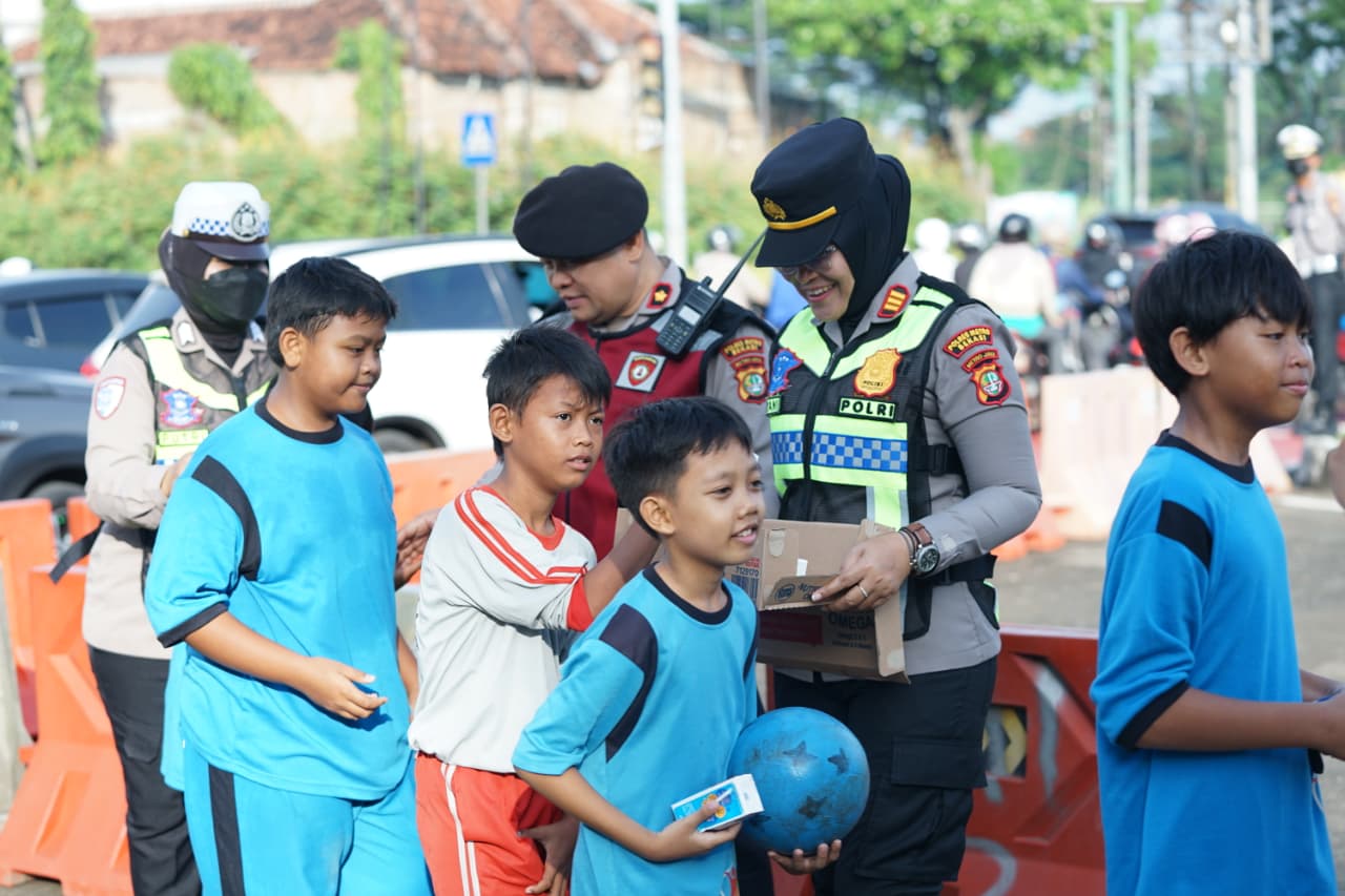 Kapolrestro Bekasi Turun Yanmas, Tertibkan Arus Pagi dan Bagikan Susu untuk Pelajar di TL Jurong Kapolrestro Bekasi Turun Yanmas, Tertibkan Arus Pagi dan Bagikan Susu untuk Pelajar di TL Jurong