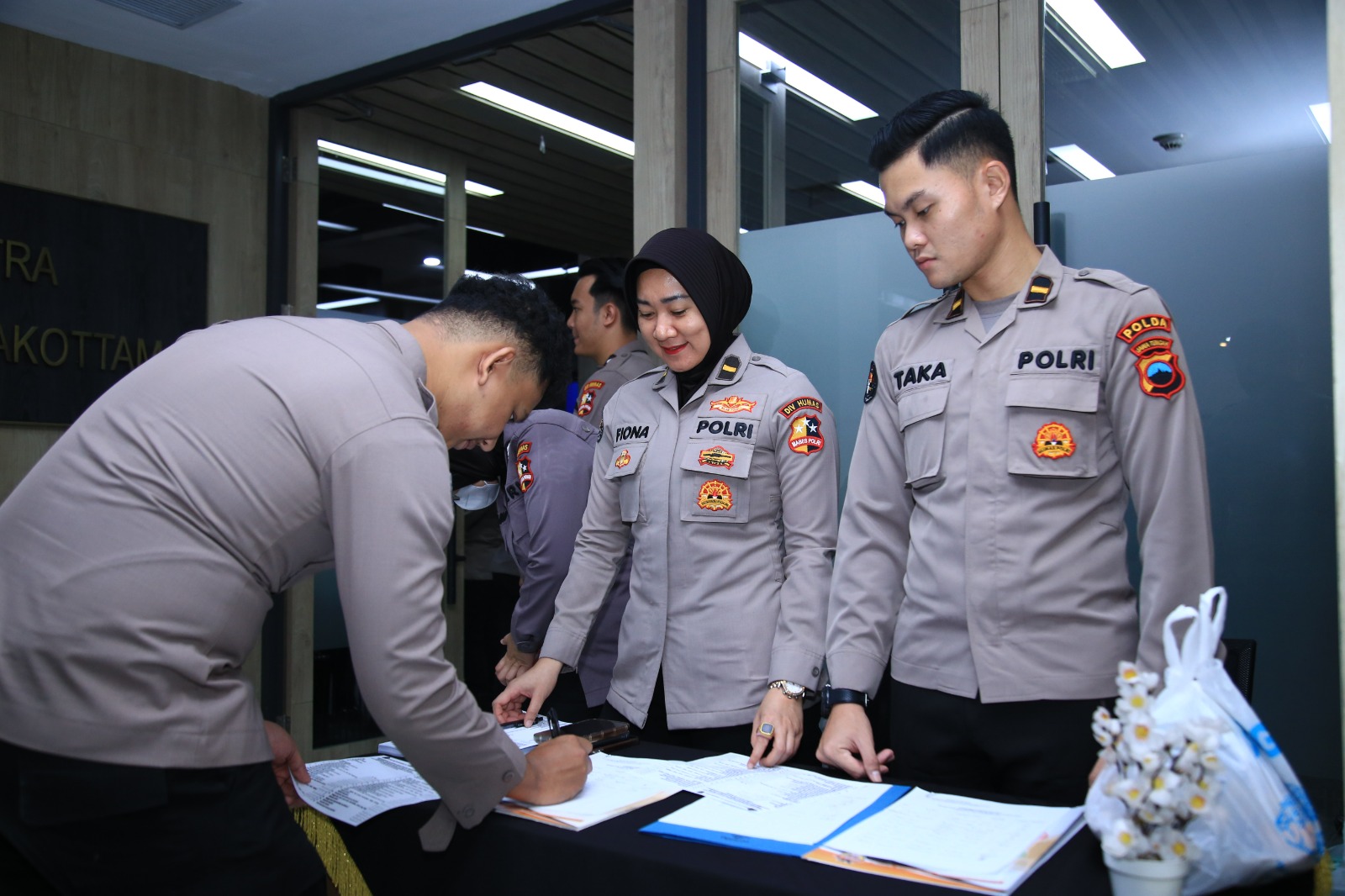 Humas Polri Gelar Donor Darah Serentak, Terkumpul 16.619 Kantong dalam Rangka Hari Jadi ke-74 Humas Polri Gelar Donor Darah Serentak, Terkumpul 16.619 Kantong dalam Rangka Hari Jadi ke-74