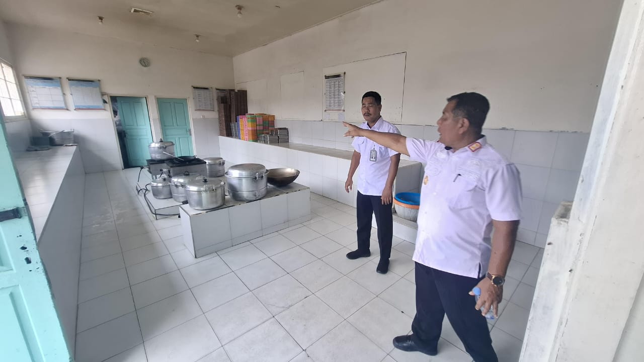 Kalapas Pangkalan Bun Tinjau Kondisi Dapur dan Bahan Makanan, Pastikan Kesiapan Layanan Bagi WBP Kalapas Pangkalan Bun Tinjau Kondisi Dapur dan Bahan Makanan, Pastikan Kesiapan Layanan Bagi WBP
