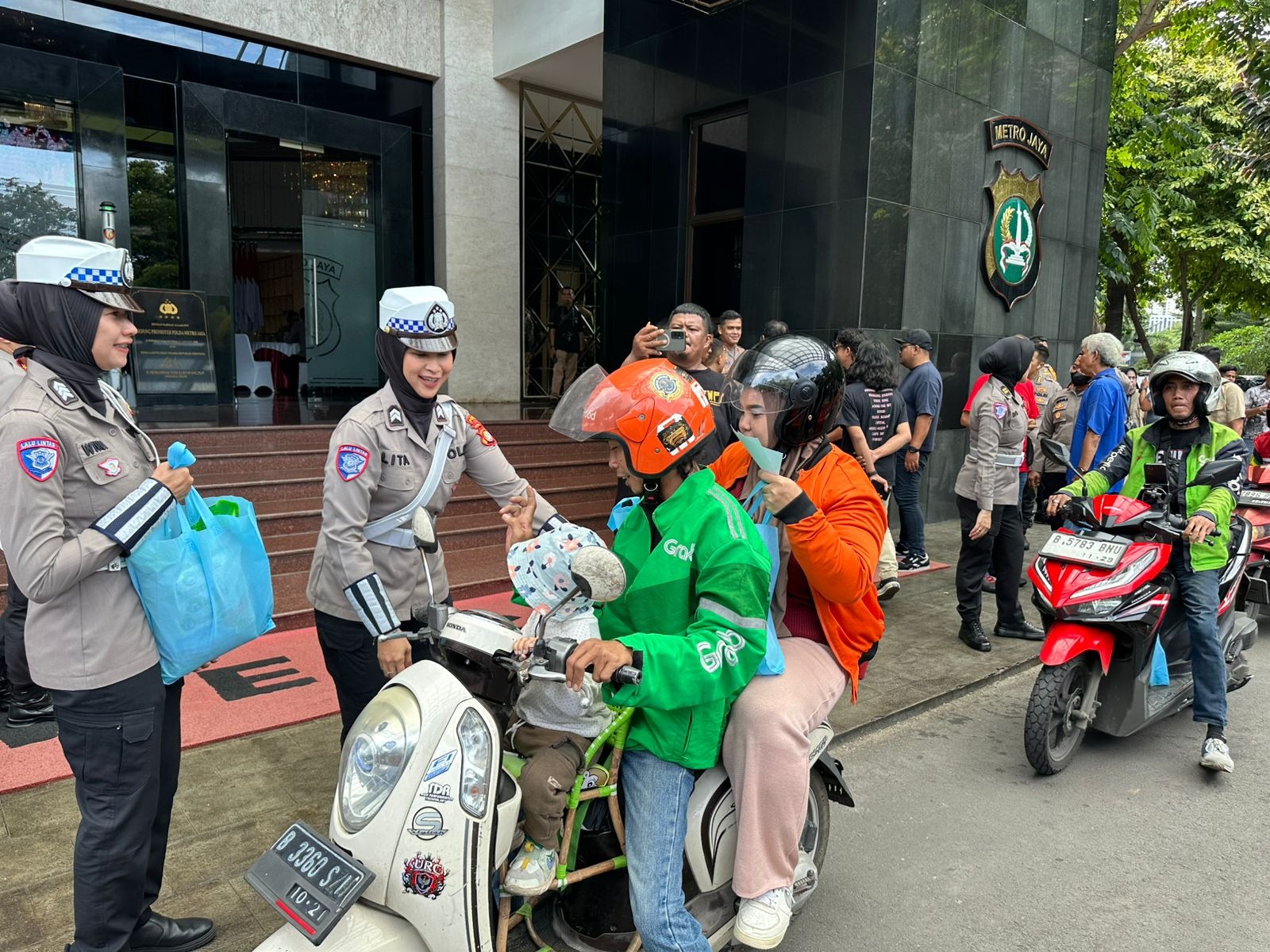 Gelar Jumat Peduli, Polda Metro Jaya Salurkan 400 Paket Sembako Untuk Pengemudi Ojek Online