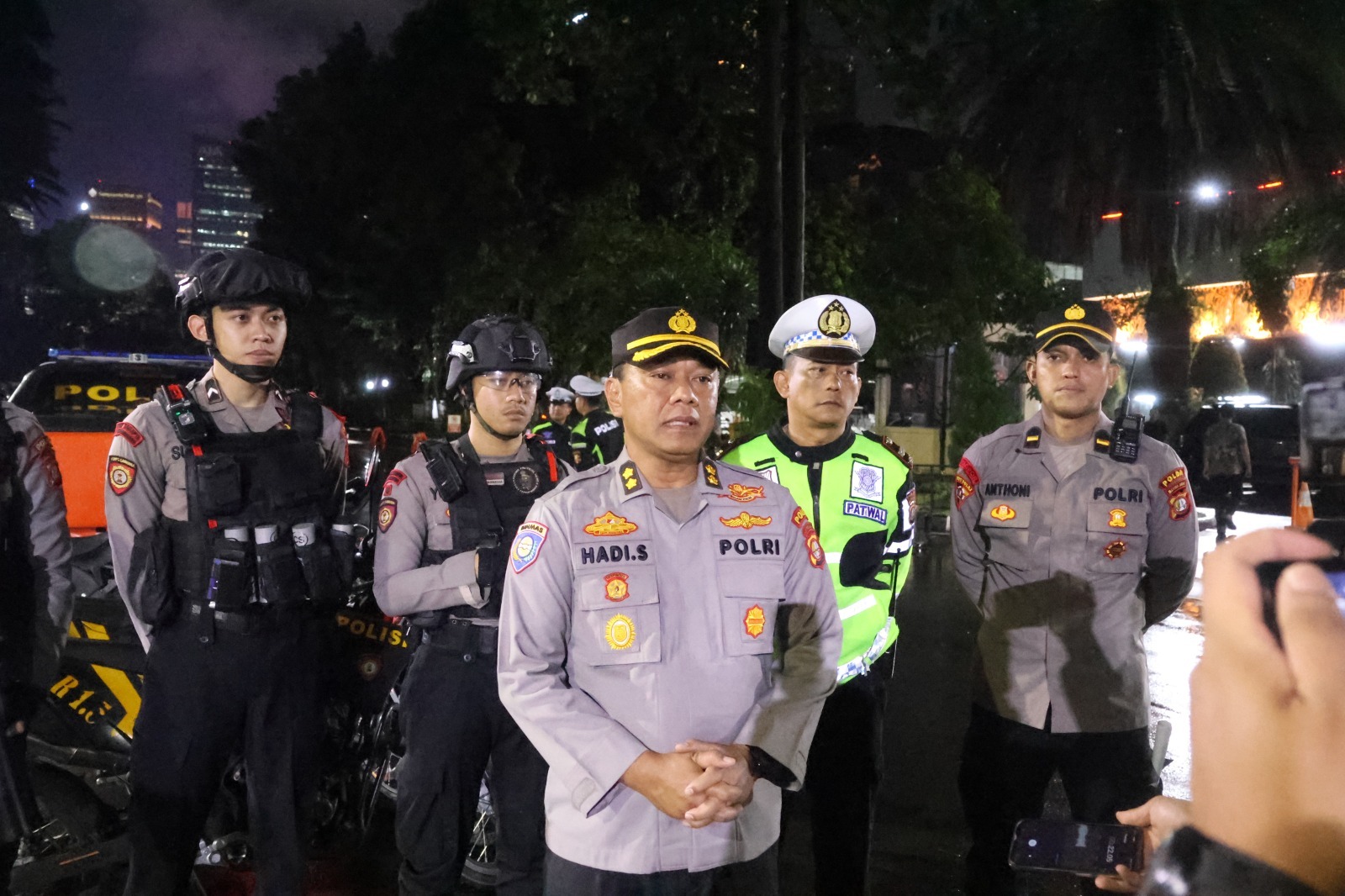 Polda Metro Jaya Gelar Patroli Malam, Sapa Warga Hingga Ojol Beri Himbauan Kamtibmas Polda Metro Jaya Gelar Patroli Malam, Sapa Warga Hingga Ojol Beri Himbauan Kamtibmas