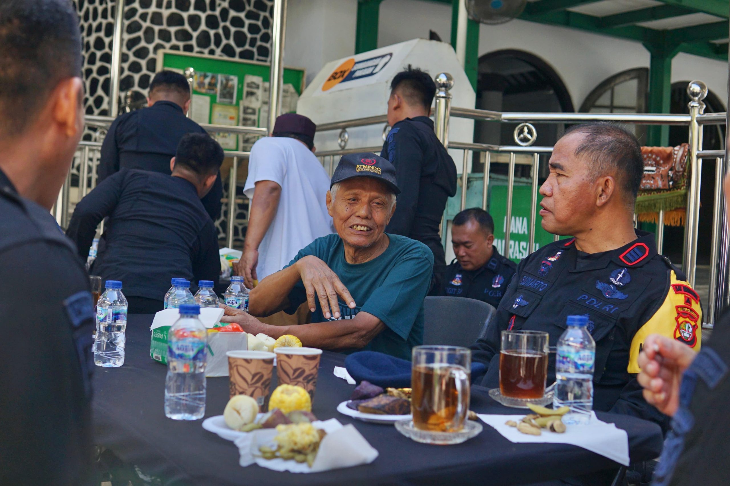 Brimob Polda Metro Jaya Gelar Gotong Royong dan Ngopi Bareng Dengan Warga di Cikini