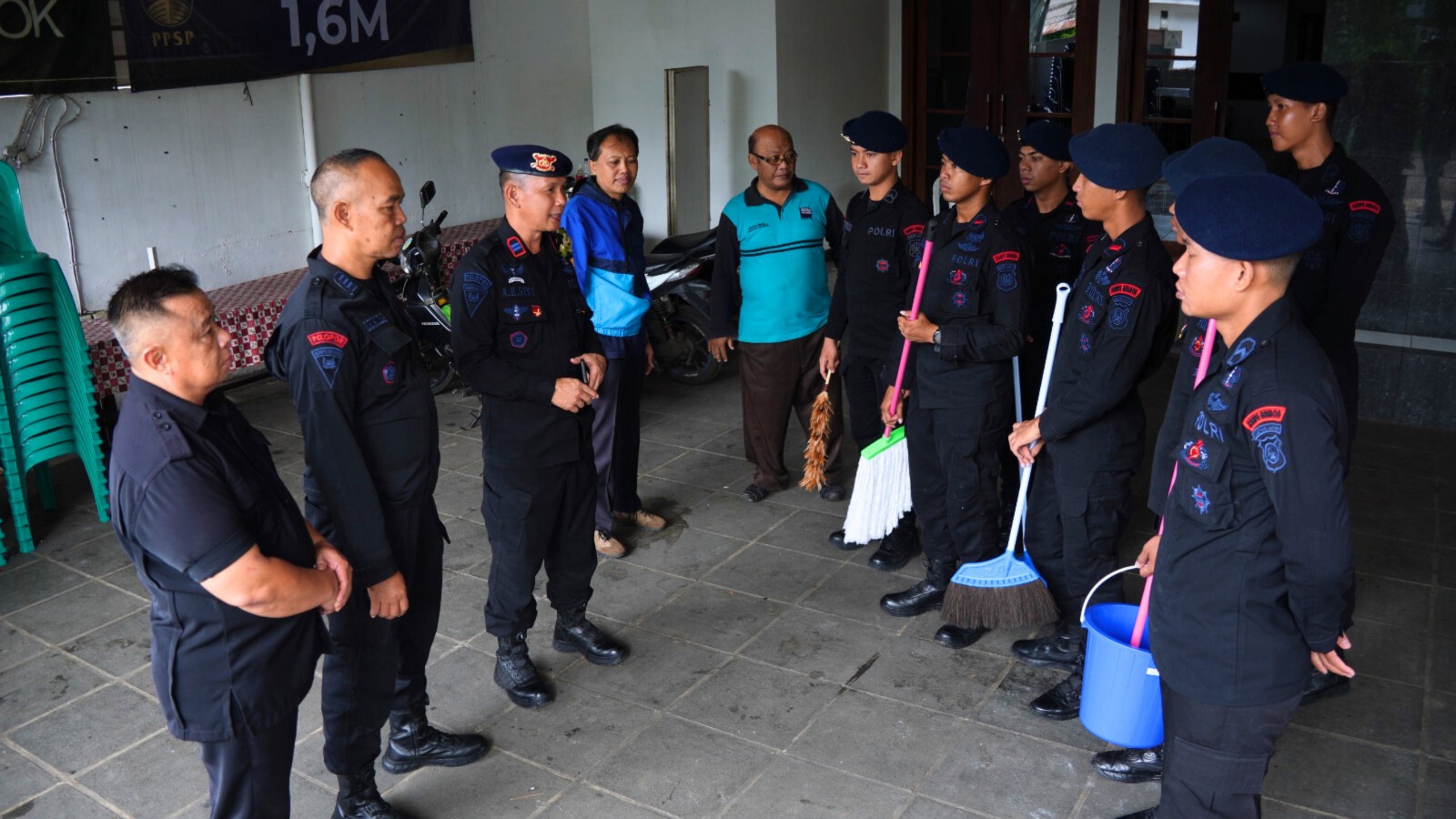 Menyambut HUT ke-80 Korps Brimob Polri, Brimob Polda Metro Jaya Gelar Bakti Sosial di Gereja GPIB Karunia Ciputat