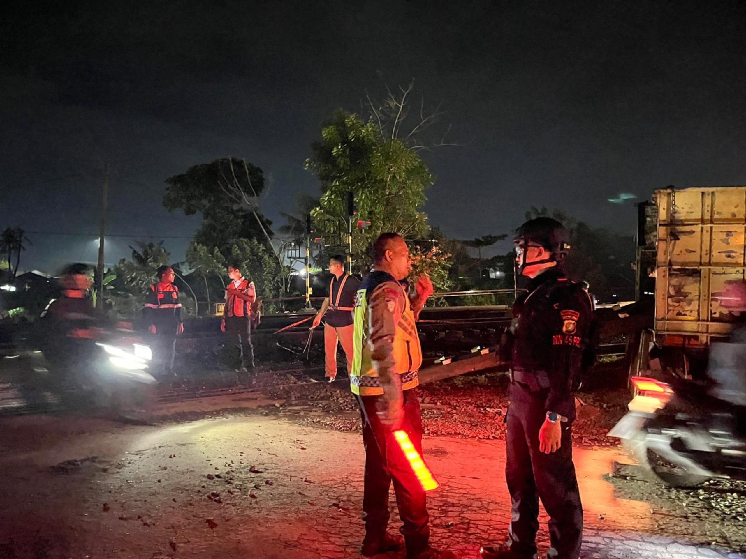 Brimob Polda Metro Jaya Amankan Lokasi Kereta Anjlok di Kedung Waringin, Bekasi Brimob Polda Metro Jaya Amankan Lokasi Kereta Anjlok di Kedung Waringin, Bekasi