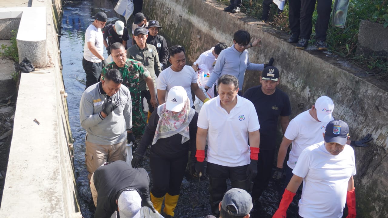 Pimpin Aksi Bersih Sungai Depok, Wamen LHK Diaz Hendro Priono Targetkan Sungai Bebas Sampah Pimpin Aksi Bersih Sungai Depok, Wamen LHK Diaz Hendro Priono Targetkan Sungai Bebas Sampah