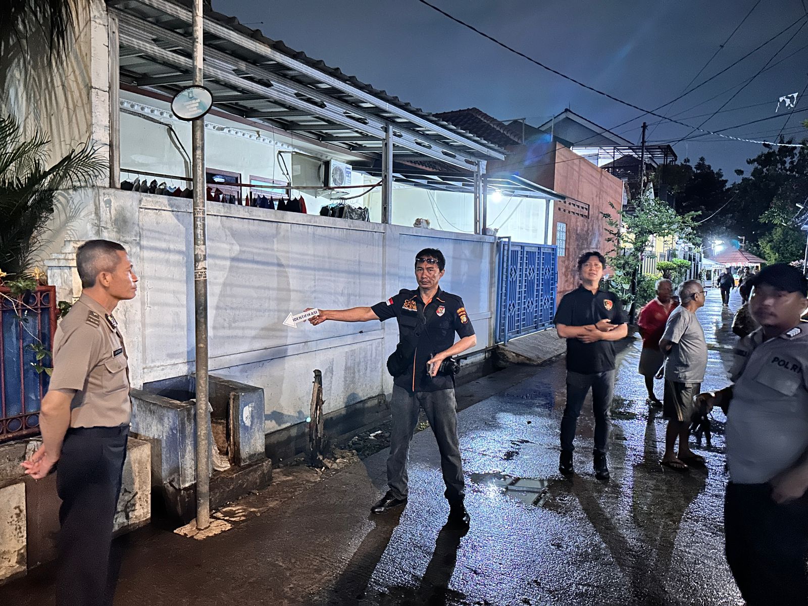 Pamapta Polres Metro Tangerang Kota dan SPKT Polsek Ciledug Gerak Cepat Tangani Kasus Pria Tewas Saat Banjir Pamapta Polres Metro Tangerang Kota dan SPKT Polsek Ciledug Gerak Cepat Tangani Kasus Pria Tewas Saat Banjir