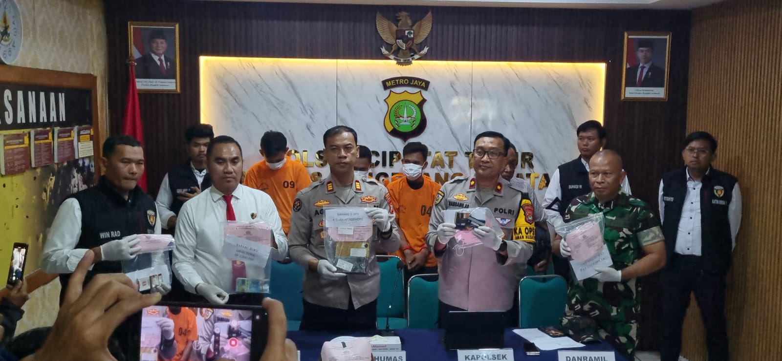 Polsek Ciputat Timur Ungkap Sindikat Pencurian Modus Ganjal ATM, 4 Pelaku Diamankan Polsek Ciputat Timur Ungkap Sindikat Pencurian Modus Ganjal ATM, 4 Pelaku Diamankan