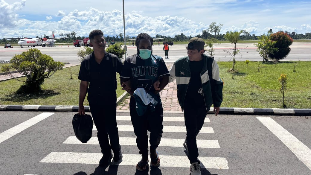 Satgas Ops Damai Cartenz Laksanakan Tahap II (Penyerahan Tersangka & Barang Bukti) Yatien Enumbi di Kejaksaan Nabire Satgas Ops Damai Cartenz Laksanakan Tahap II (Penyerahan Tersangka & Barang Bukti) Yatien Enumbi di Kejaksaan Nabire