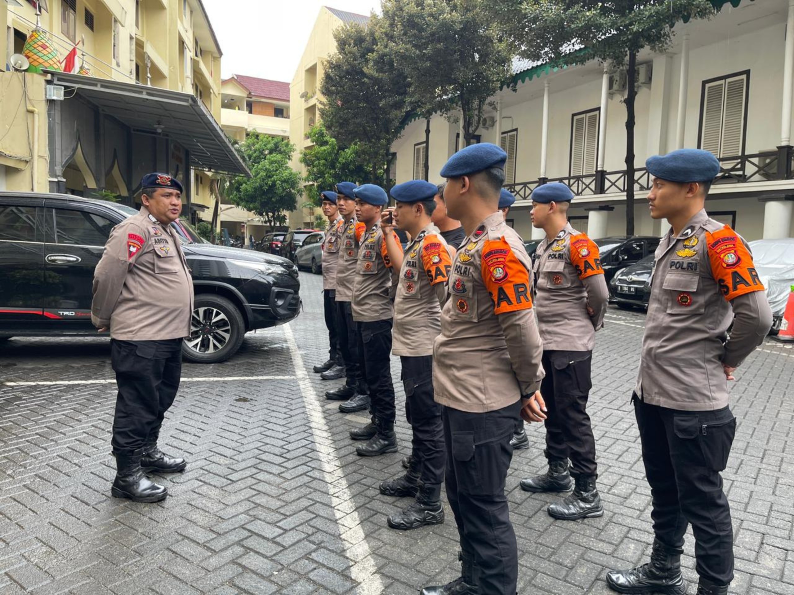 Brimob Polda Metro Jaya Laksanakan Apel Siaga dan Patroli SAR, Siap Hadapi Potensi Banjir di Musim Hujan Brimob Polda Metro Jaya Laksanakan Apel Siaga dan Patroli SAR, Siap Hadapi Potensi Banjir di Musim Hujan