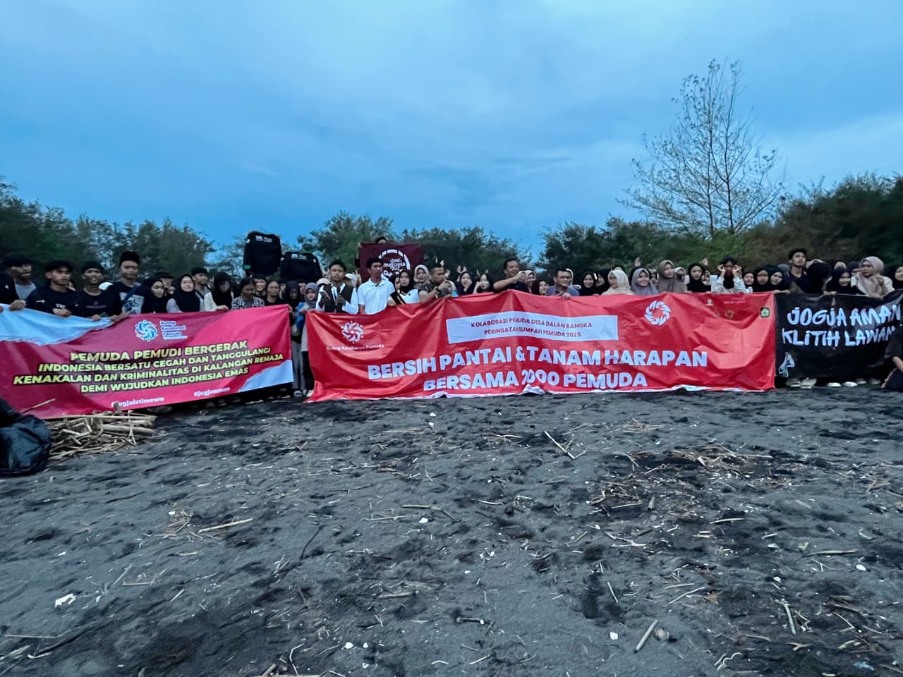 Peringati Hari Sumpah Pemuda, RKP DIY Melakukan Bersih Pantai dan Tanam Mangrove Simbol Gerakan dan Harapan