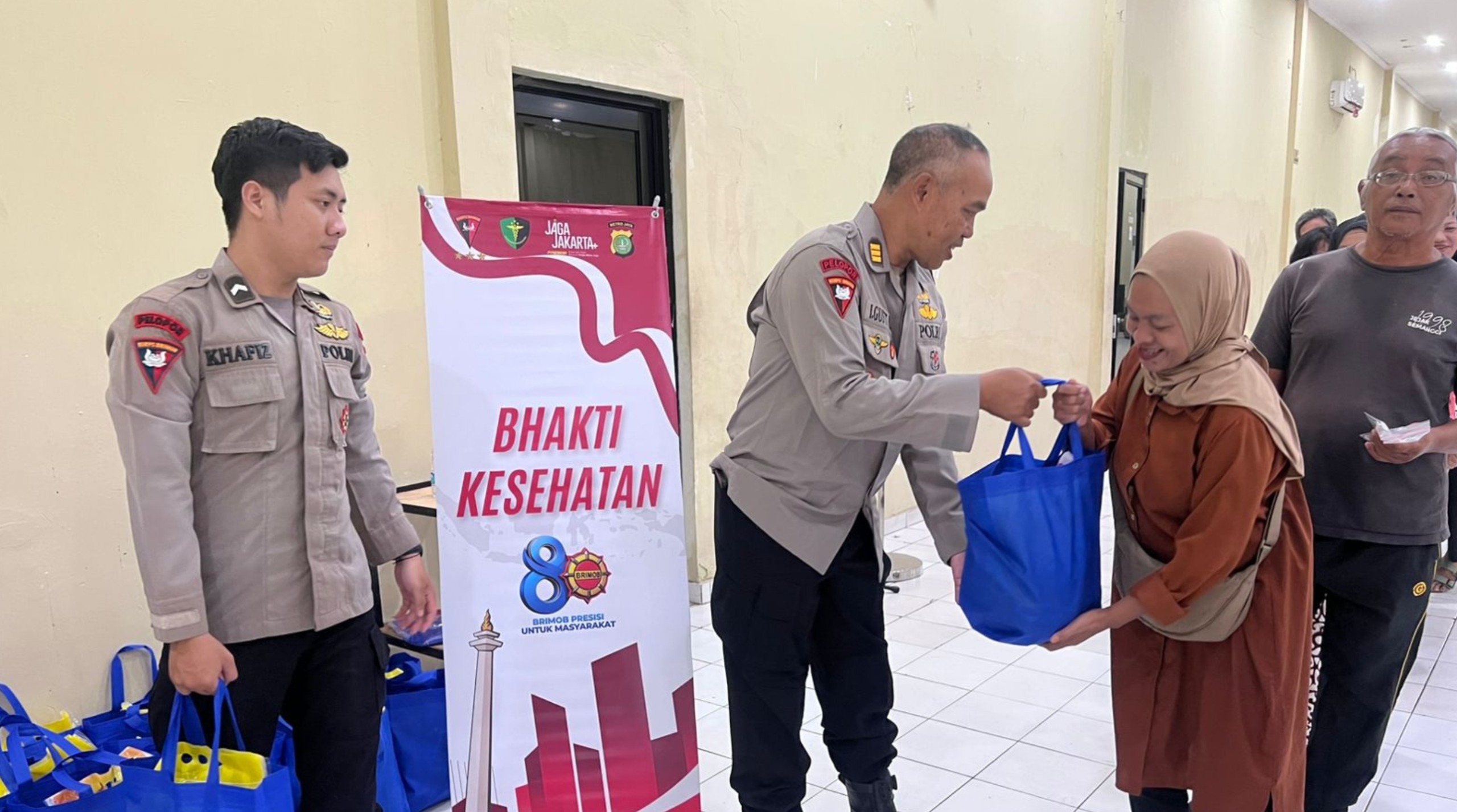 Brimob Polda Metro Jaya menggelar kembali bakti kesehatan di Ciputat Brimob Polda Metro Jaya menggelar kembali bakti kesehatan di Ciputat