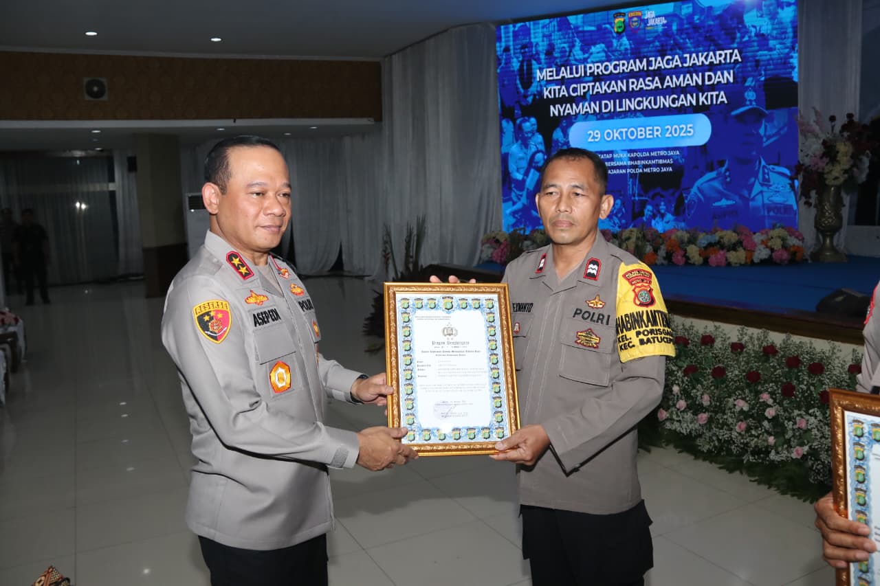 Kapolda Metro Jaya Apresiasi Dua Bhabinkamtibmas Bantu Pendidikan Anak Yatim & Pemulung Kapolda Metro Jaya Apresiasi Dua Bhabinkamtibmas Bantu Pendidikan Anak Yatim & Pemulung
