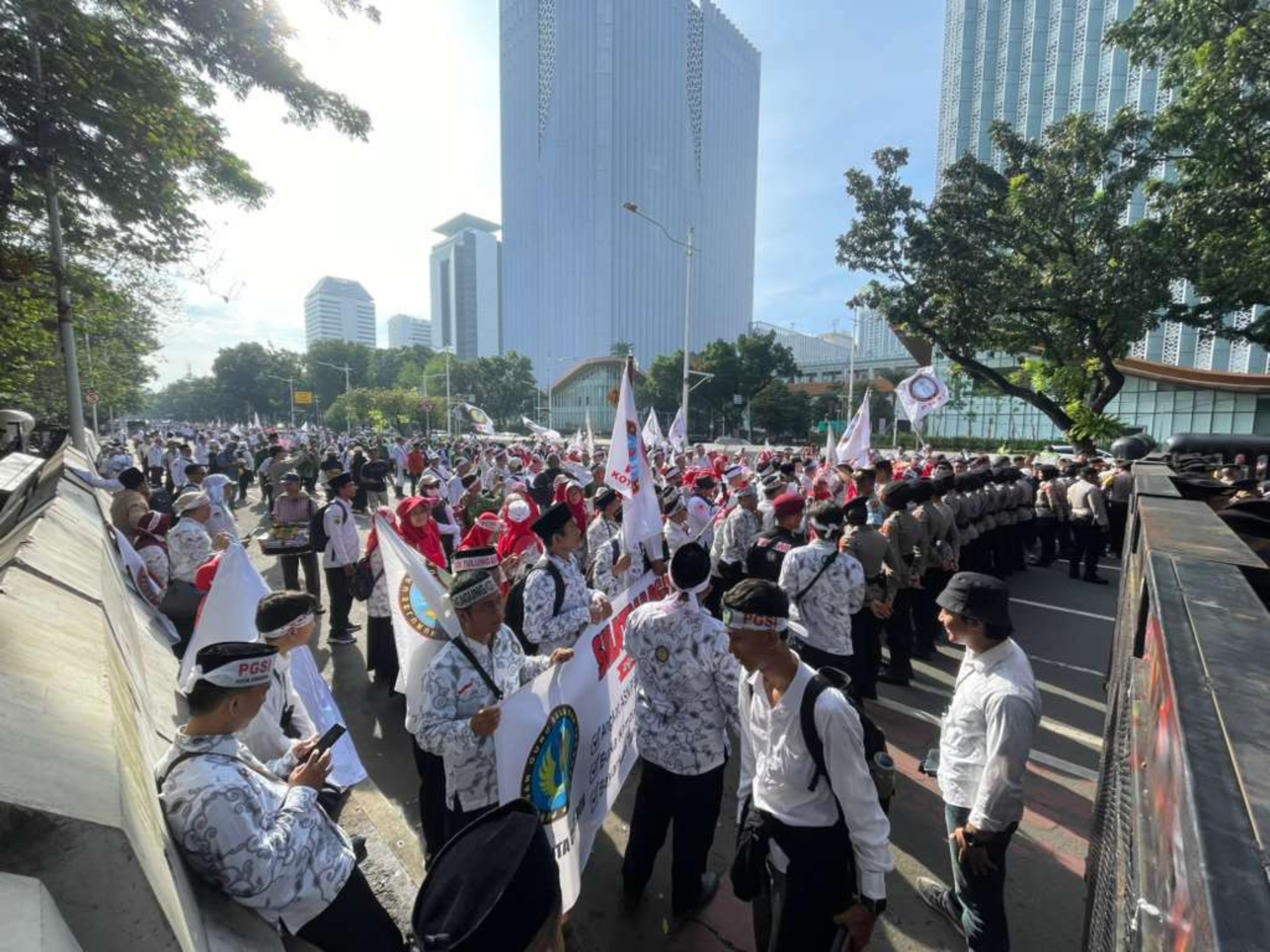 Melayani Aksi Damai Guru, Brimob Polda Metro Jaya Tunjukkan Pendekatan Humanis