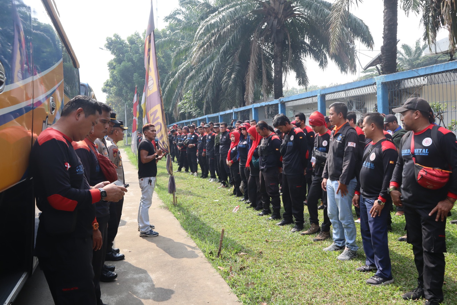 Kapolres Metro Bekasi Dampingi Keberangkatan Massa FSPMI Menuju JICC Senayan, Pastikan Situasi Aman dan Tertib