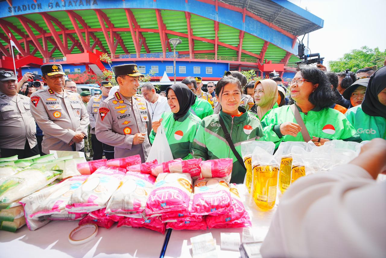 Pimpin Apel Ojol di Jatim, Kapolri Pastikan Komitmen Bermitra Jaga Kamtibmas Kondusif Pimpin Apel Ojol di Jatim, Kapolri Pastikan Komitmen Bermitra Jaga Kamtibmas Kondusif