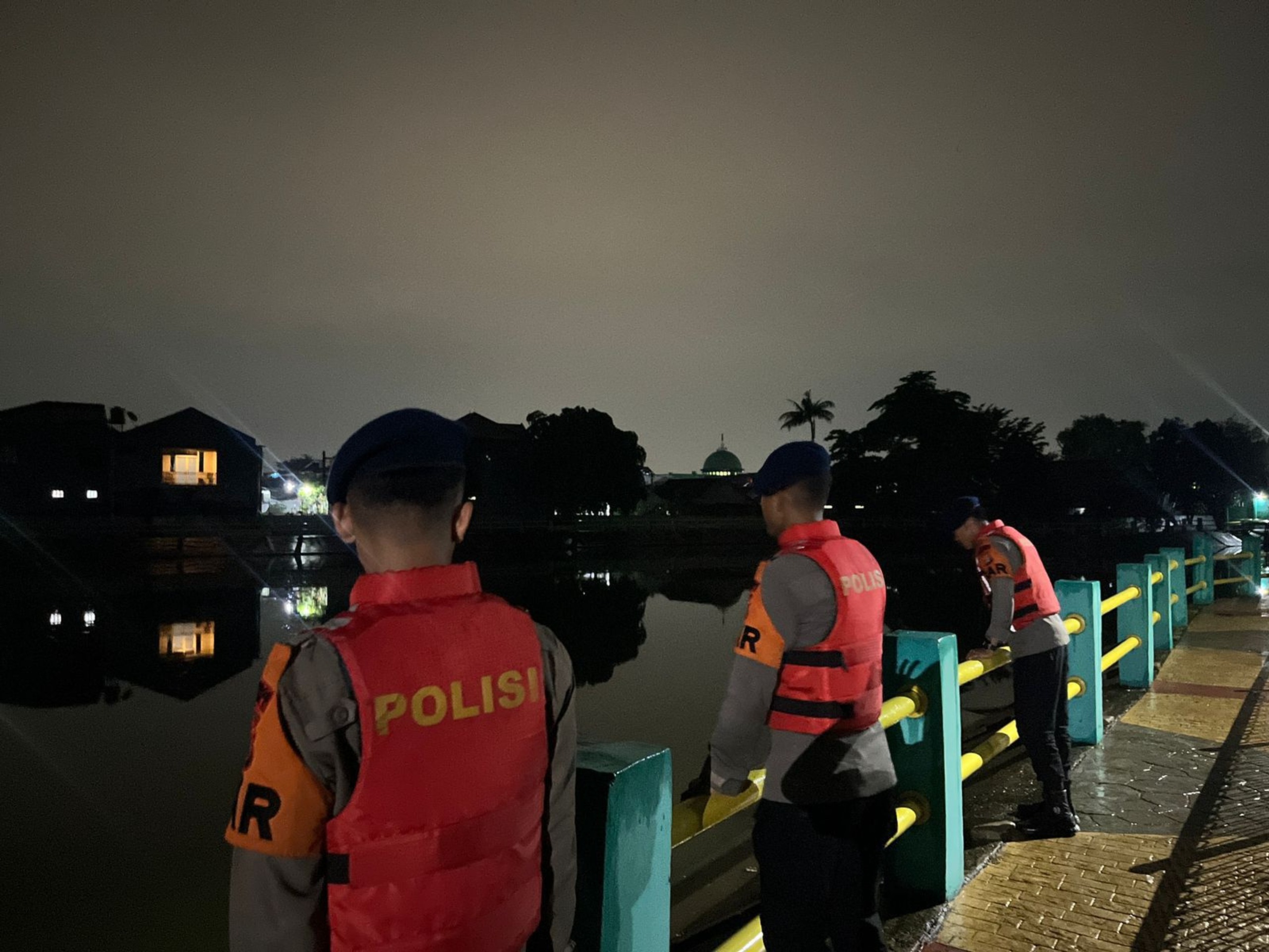 Tim SAR Brimob Polda Metro Jaya Evakuasi dan Berikan Bantuan Pelayanan Kepada Warga Di lokasi Banjir Tim SAR Brimob Polda Metro Jaya Evakuasi dan Berikan Bantuan Pelayanan Kepada Warga Di lokasi Banjir