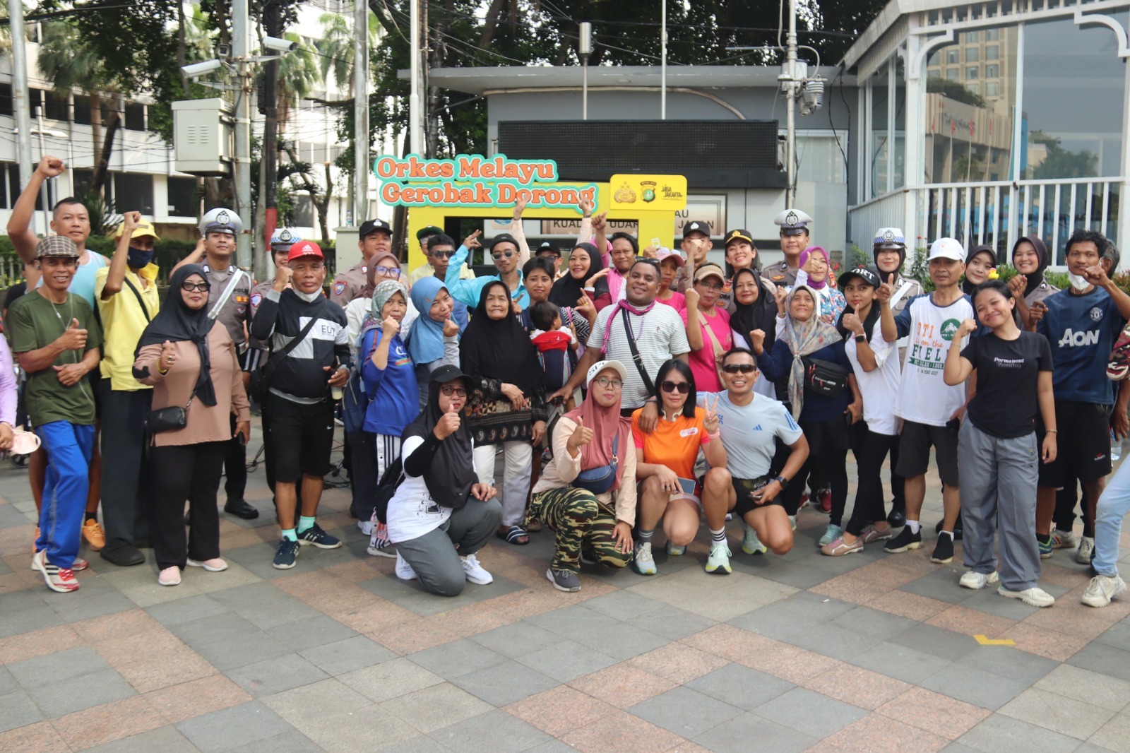 Pentas Seni Orkes Melayu Gerobak Dorong Meriahkan CFD di Bundaran HI, Polwan Sampaikan Imbauan Humanis