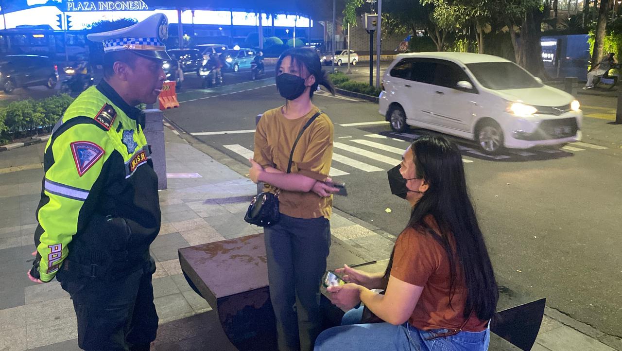 Polda Metro Jaya Gelar Patroli malam gabungan, Polisi Sapa Warga di Bundaran HI