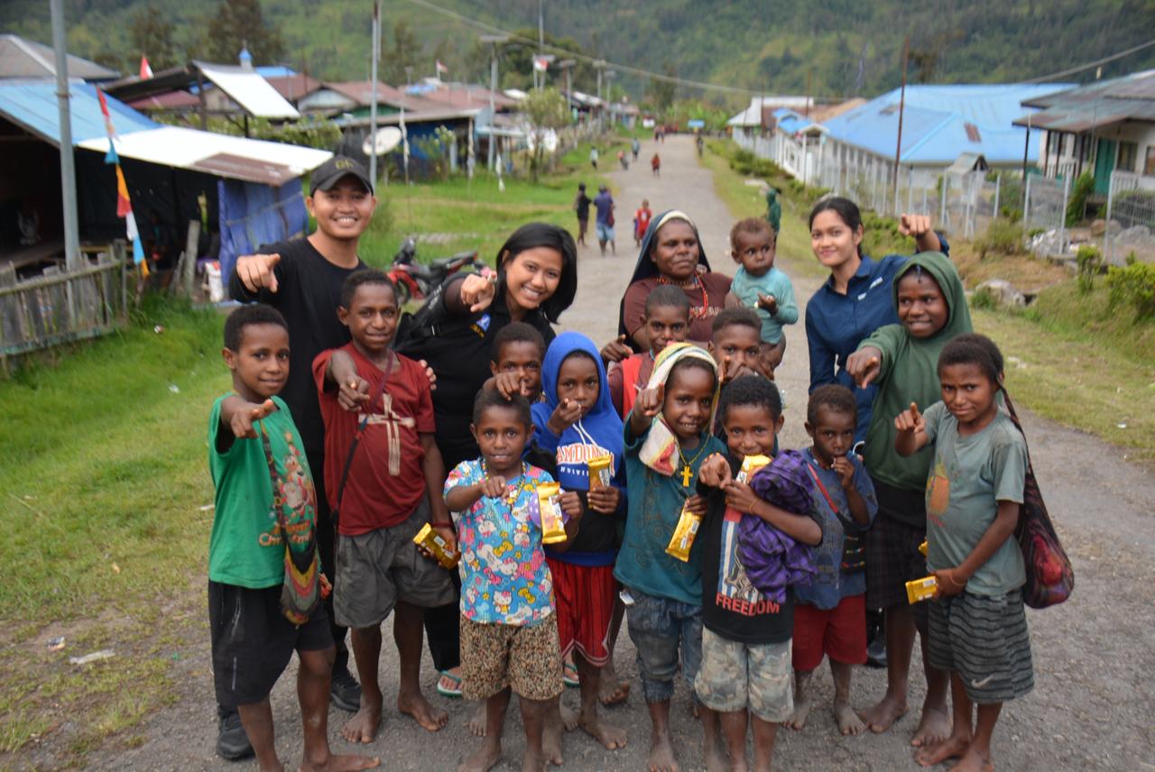 Membangun Kedekatan, Personel Satgas Ops Damai Cartenz Berbagi Kebersamaan dengan Masyarakat Sinak Membangun Kedekatan, Personel Satgas Ops Damai Cartenz Berbagi Kebersamaan dengan Masyarakat Sinak