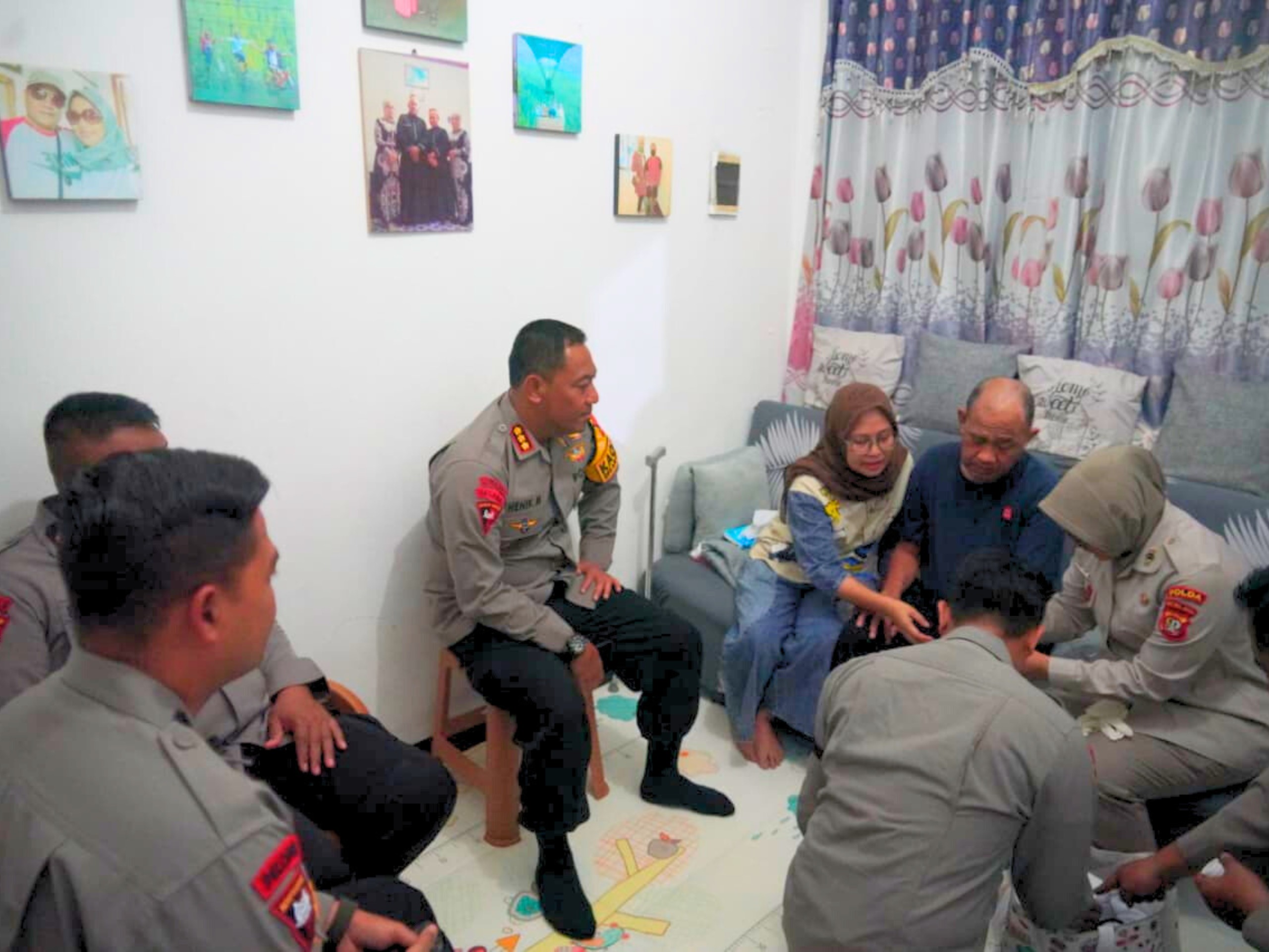 Brimob Polda Metro Jaya Laksanakan Anjangsana Anggota Sakit Menahun Sambut HUT ke-80 Korps Brimob Polri Brimob Polda Metro Jaya Laksanakan Anjangsana Anggota Sakit Menahun Sambut HUT ke-80 Korps Brimob Polri