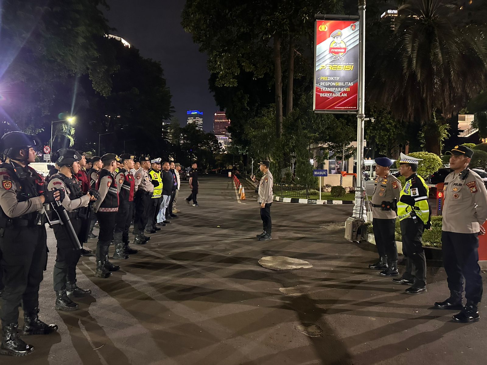 Polda Metro Jaya Patroli Keliling Jakarta, Cegah Gangguan Kamtibmas di Malam Hari Polda Metro Jaya Patroli Keliling Jakarta, Cegah Gangguan Kamtibmas di Malam Hari