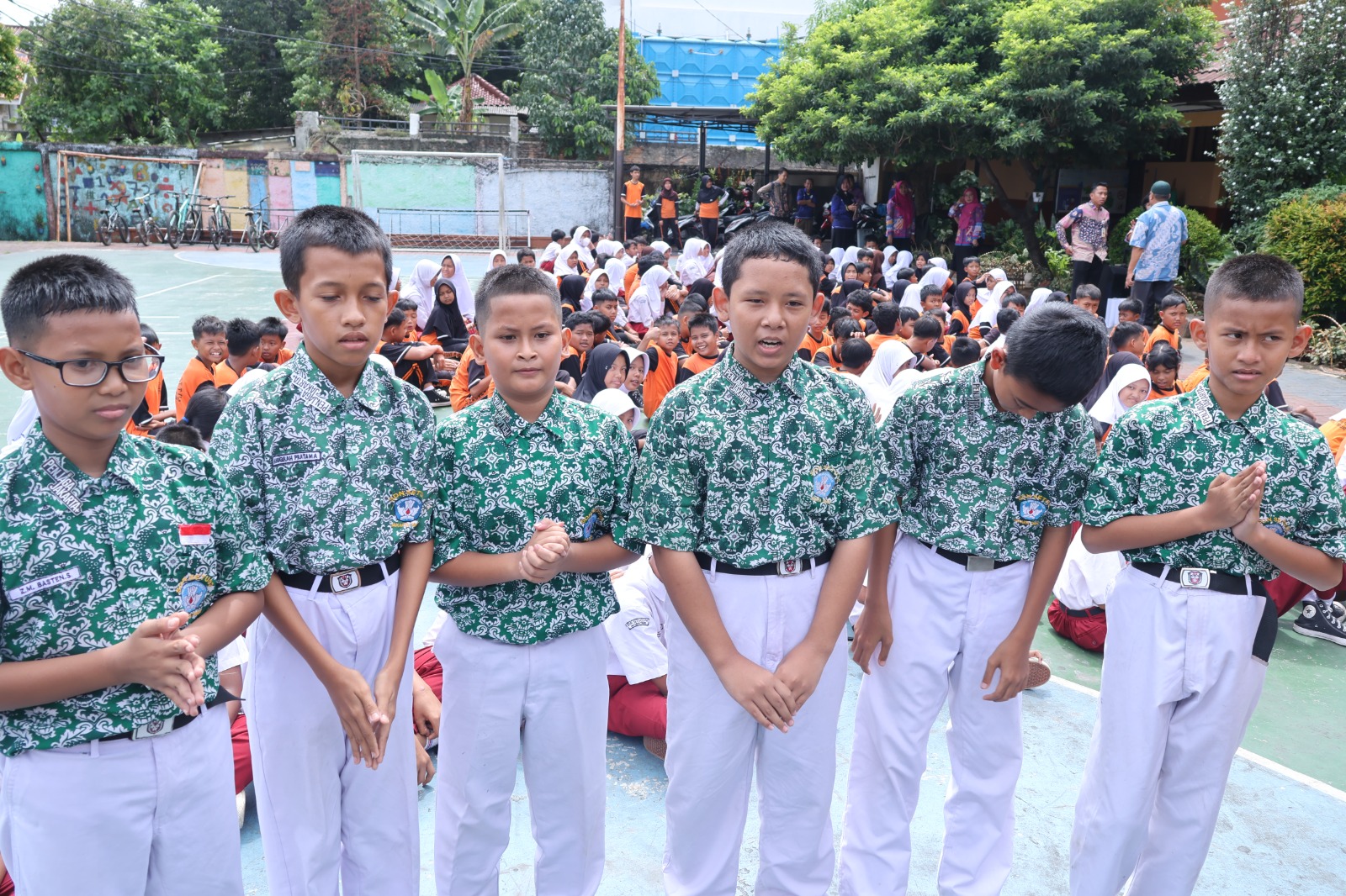 Siswa SD di Cipayung Ucapkan Terima Kasih ke Kapolda dan Kapolres, Dapat Hadiah Peralatan Sekolah Siswa SD di Cipayung Ucapkan Terima Kasih ke Kapolda dan Kapolres, Dapat Hadiah Peralatan Sekolah