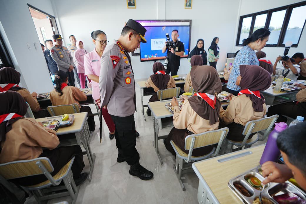 Kapolri Singgung Wujudkan Generasi Emas Usai Tinjau SMP Kemala Bhayangkari Karanganyar Kapolri Singgung Wujudkan Generasi Emas Usai Tinjau SMP Kemala Bhayangkari Karanganyar