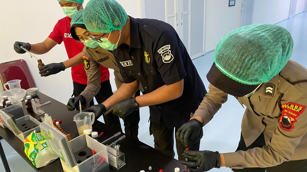 SPPG Polres Sukoharjo Temukan Indikasi Zat Berbahaya— Bukti Disiplin Program Makan Bergizi Gratis Polri Dalam Cegah Makanan Beresiko Sampai ke Masyarakat SPPG Polres Sukoharjo Temukan Indikasi Zat Berbahaya— Bukti Disiplin Program Makan Bergizi Gratis Polri Dalam Cegah Makanan Beresiko Sampai ke Masyarakat