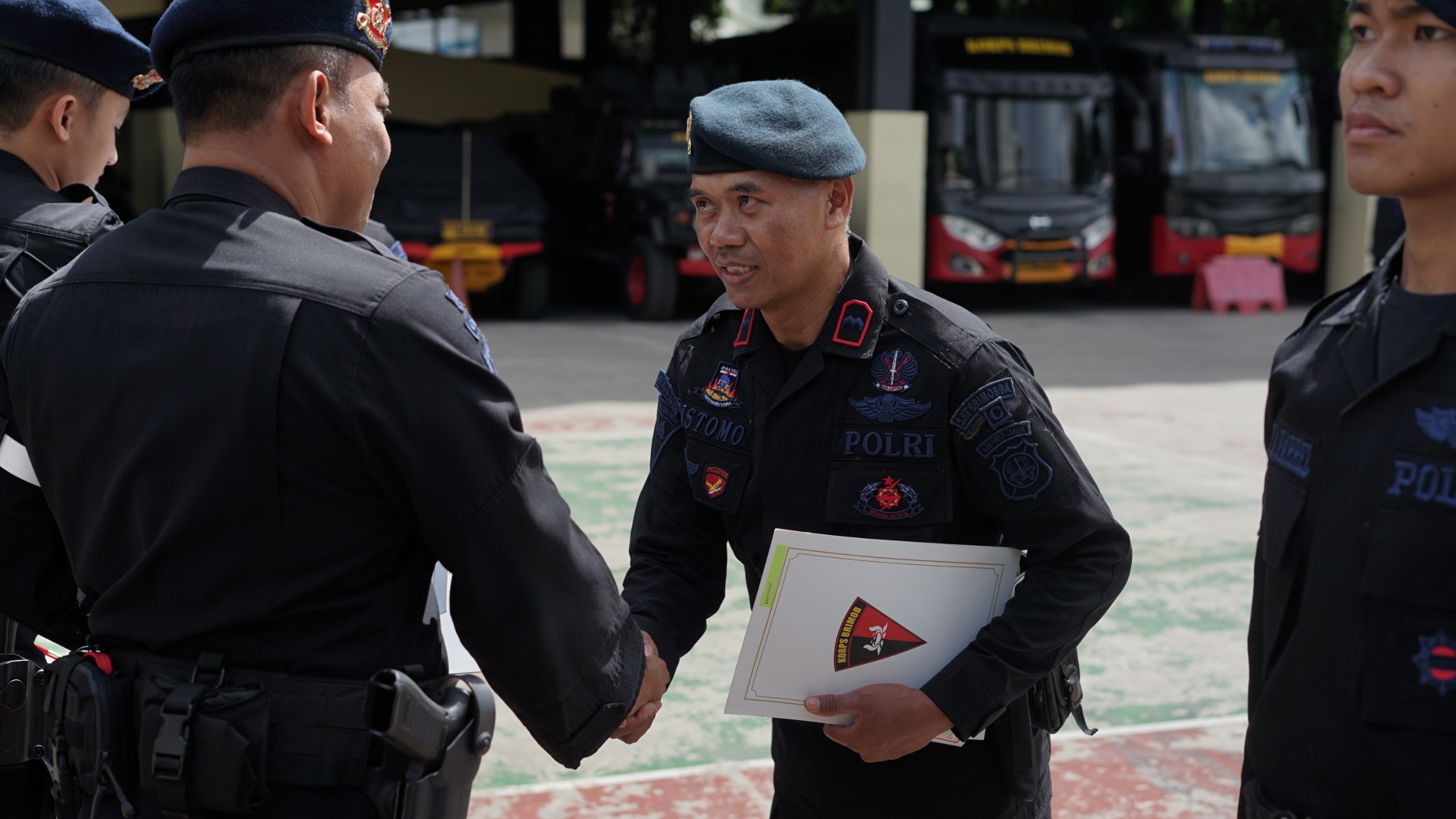 Brimob Polda Metro Jaya Beri Penghargaan kepada Anggota Berprestasi Brimob Polda Metro Jaya Beri Penghargaan kepada Anggota Berprestasi