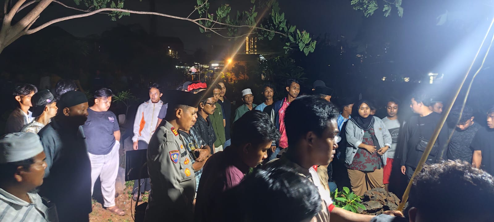 Wujud Duka atas Gugurnya Penjaga Jakarta, Kapolsek Cakung Hadiri Pemakaman dan Berikan Santunan kepada Keluarga Duka