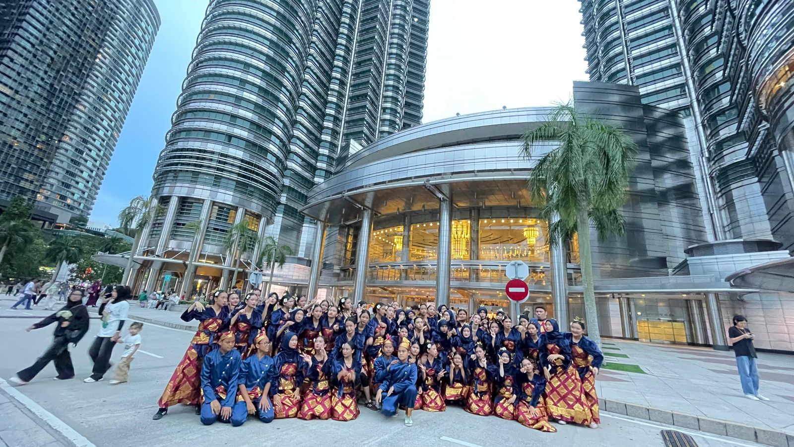 Kalahkan Pesaing Asia, Paduan Suara SMP Labschool Cirendeu Raih Prestasi Tertinggi di MCE