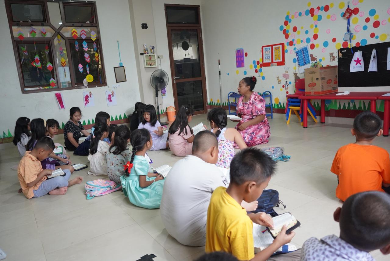 Sentuhan Kasih Satgas Humas Damai Cartenz untuk Anak Sekolah Minggu GKI Alfa Omega Kotaraja